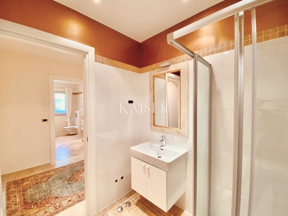 Opatija, Ičići – Intero piano in stile veneziano di una villa con ampia terrazza e splendida vista sul mare