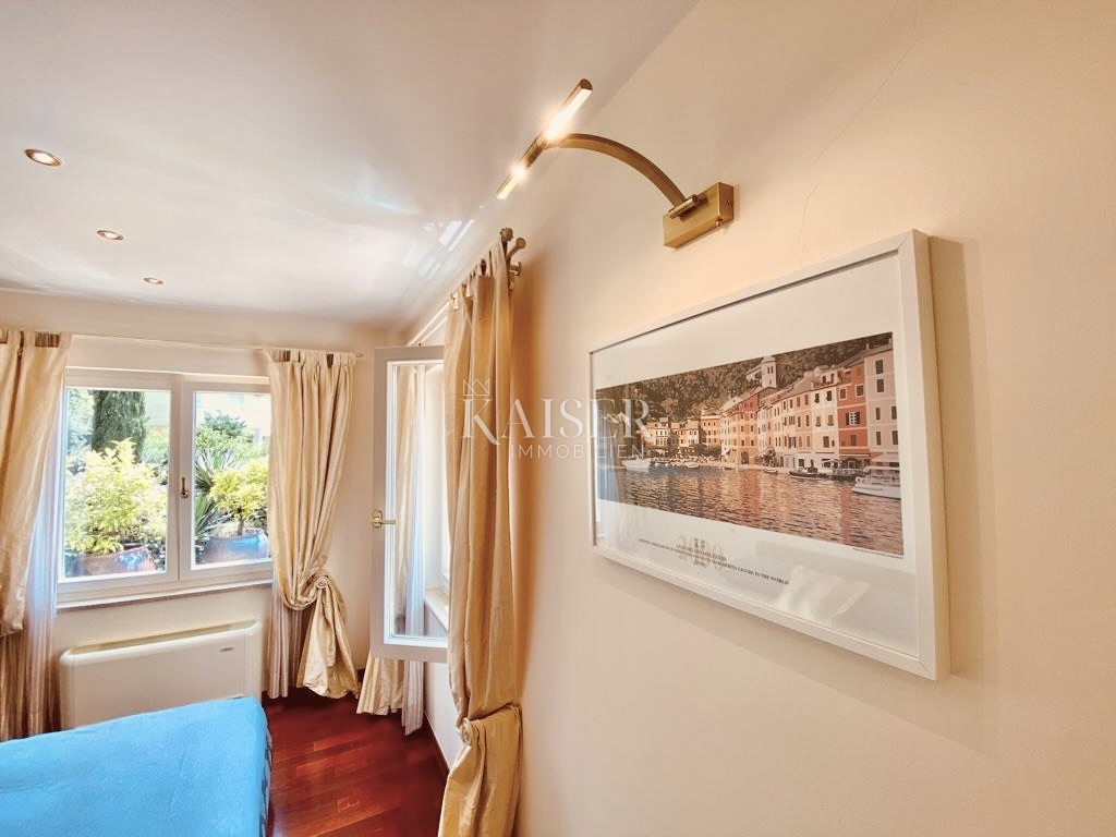 Opatija, Ičići – Intero piano in stile veneziano di una villa con ampia terrazza e splendida vista sul mare