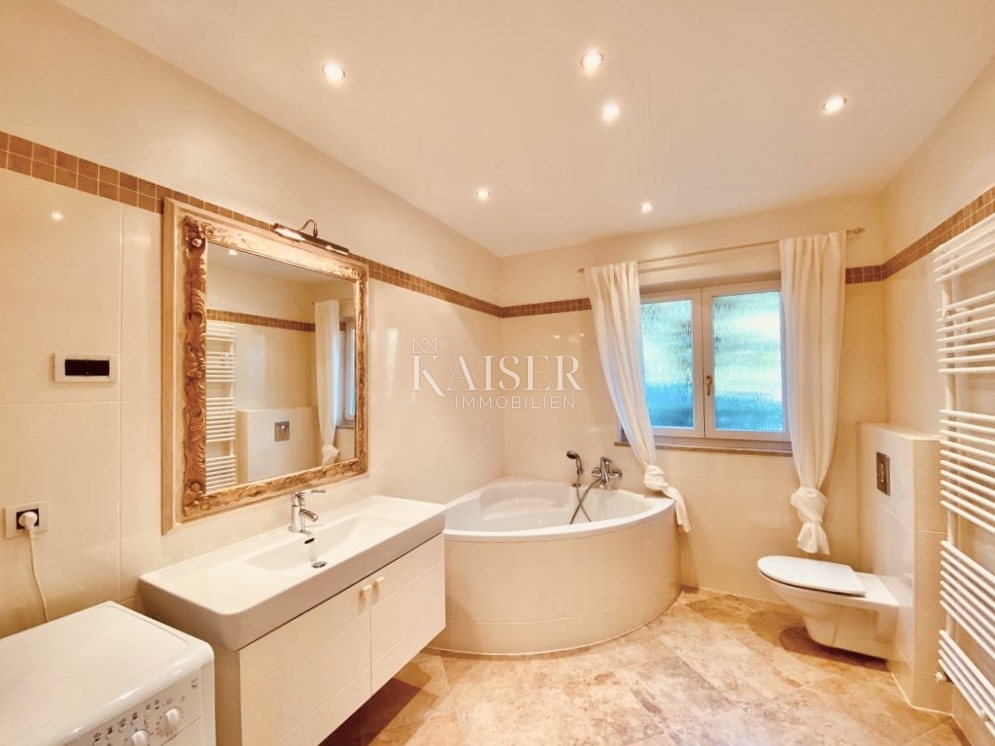 Opatija, Ičići – Intero piano in stile veneziano di una villa con ampia terrazza e splendida vista sul mare