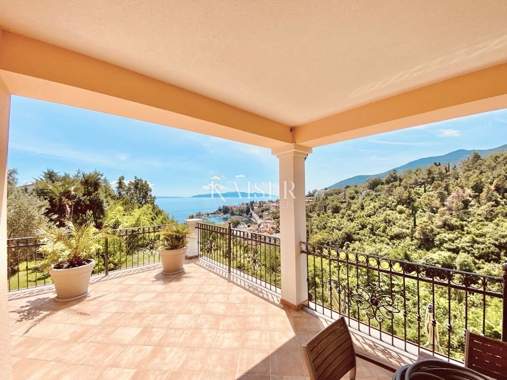 Opatija, Ičići – Intero piano in stile veneziano di una villa con ampia terrazza e splendida vista sul mare