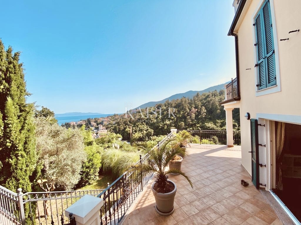 Opatija, Ičići – Intero piano in stile veneziano di una villa con ampia terrazza e splendida vista sul mare