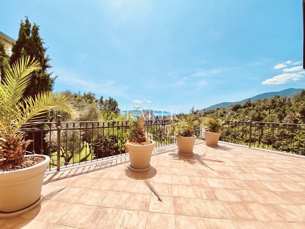 Opatija, Ičići – Intero piano in stile veneziano di una villa con ampia terrazza e splendida vista sul mare
