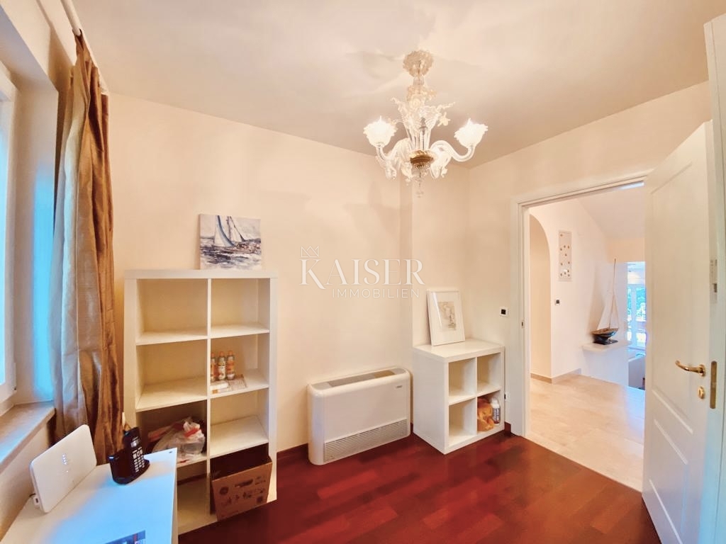 Opatija, Ičići – Intero piano in stile veneziano di una villa con ampia terrazza e splendida vista sul mare