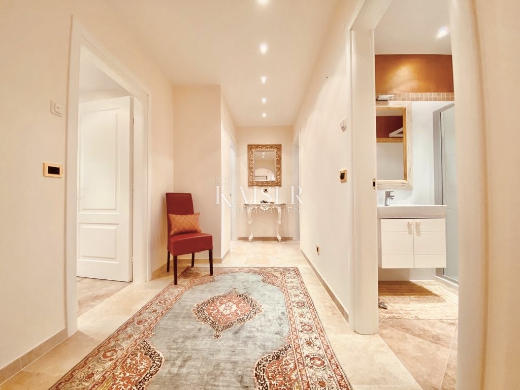 Opatija, Ičići – Intero piano in stile veneziano di una villa con ampia terrazza e splendida vista sul mare