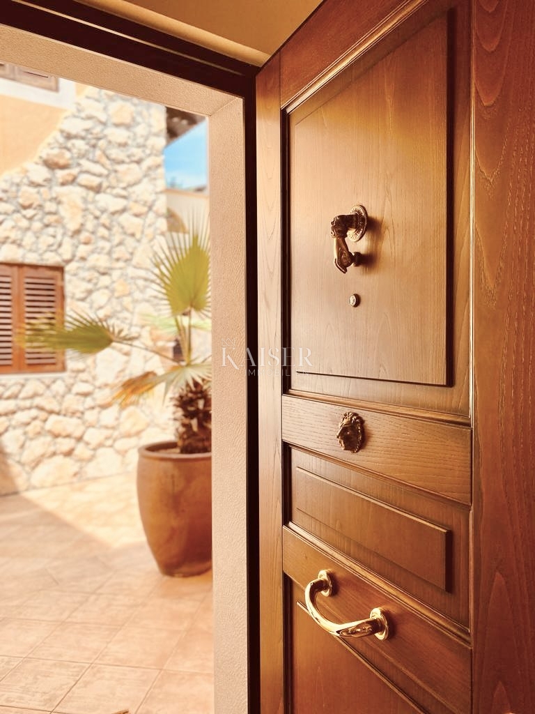 Opatija, Ičići – Intero piano in stile veneziano di una villa con ampia terrazza e splendida vista sul mare