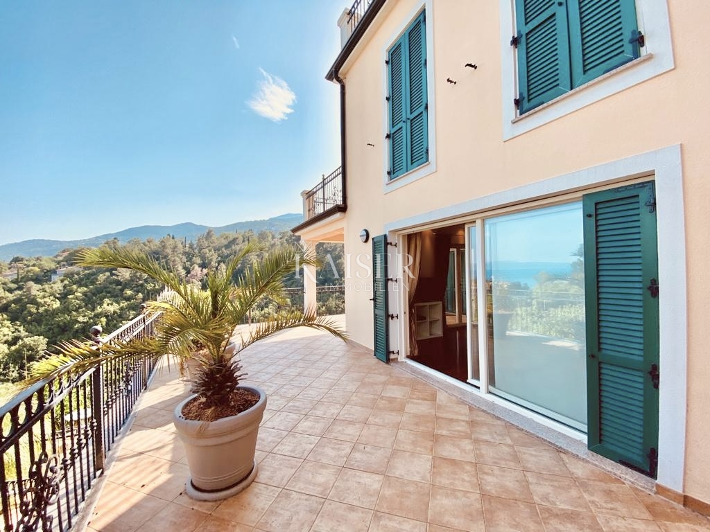 Opatija, Ičići – Intero piano in stile veneziano di una villa con ampia terrazza e splendida vista sul mare