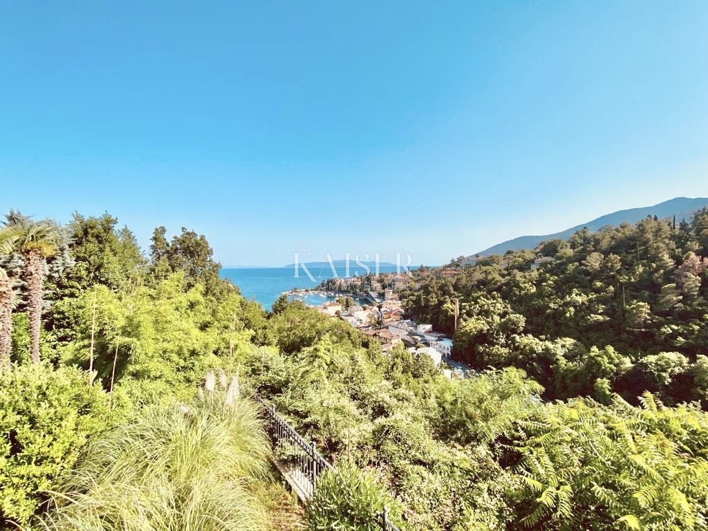Opatija, Ičići – Intero piano in stile veneziano di una villa con ampia terrazza e splendida vista sul mare