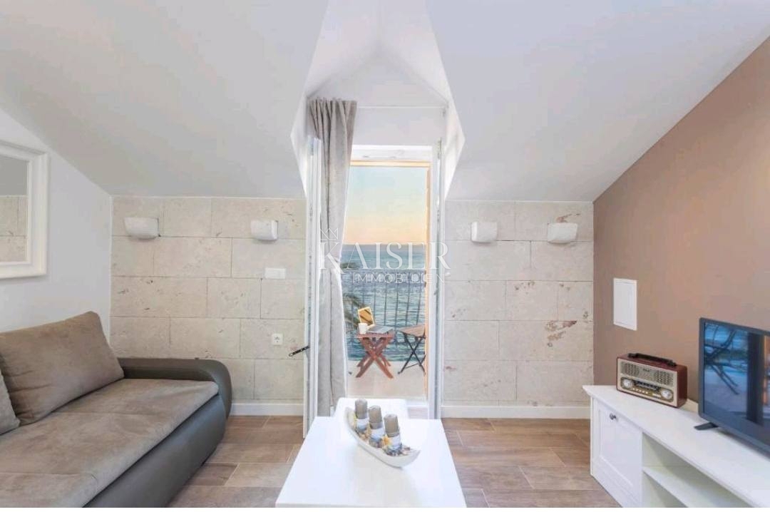 Živogošće Porat - Affascinante casa in pietra con tre appartamenti, prima fila al mare