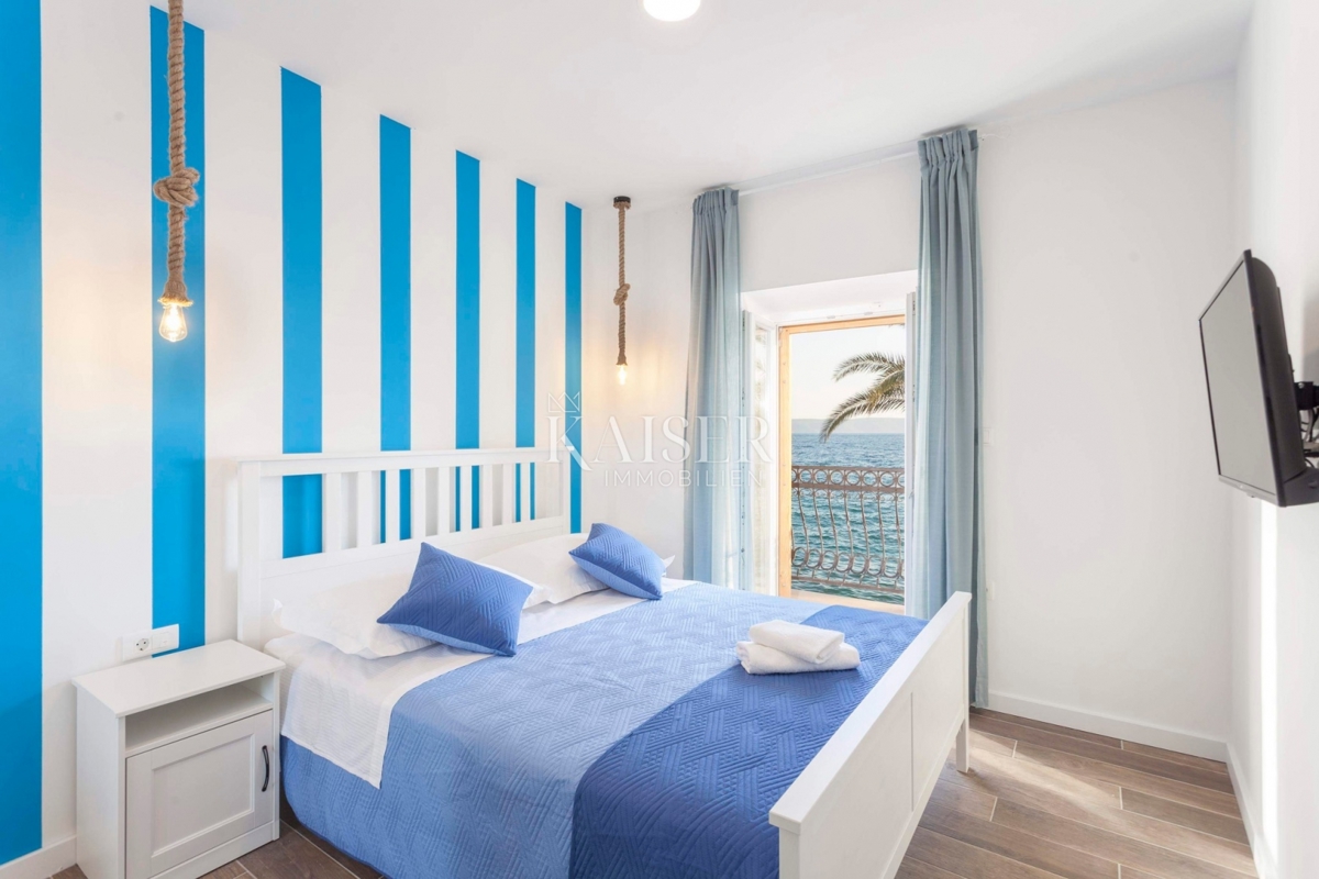 Živogošće Porat - Affascinante casa in pietra con tre appartamenti, prima fila al mare