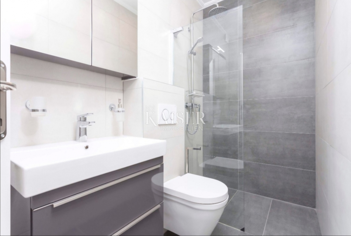 Živogošće Porat - Affascinante casa in pietra con tre appartamenti, prima fila al mare