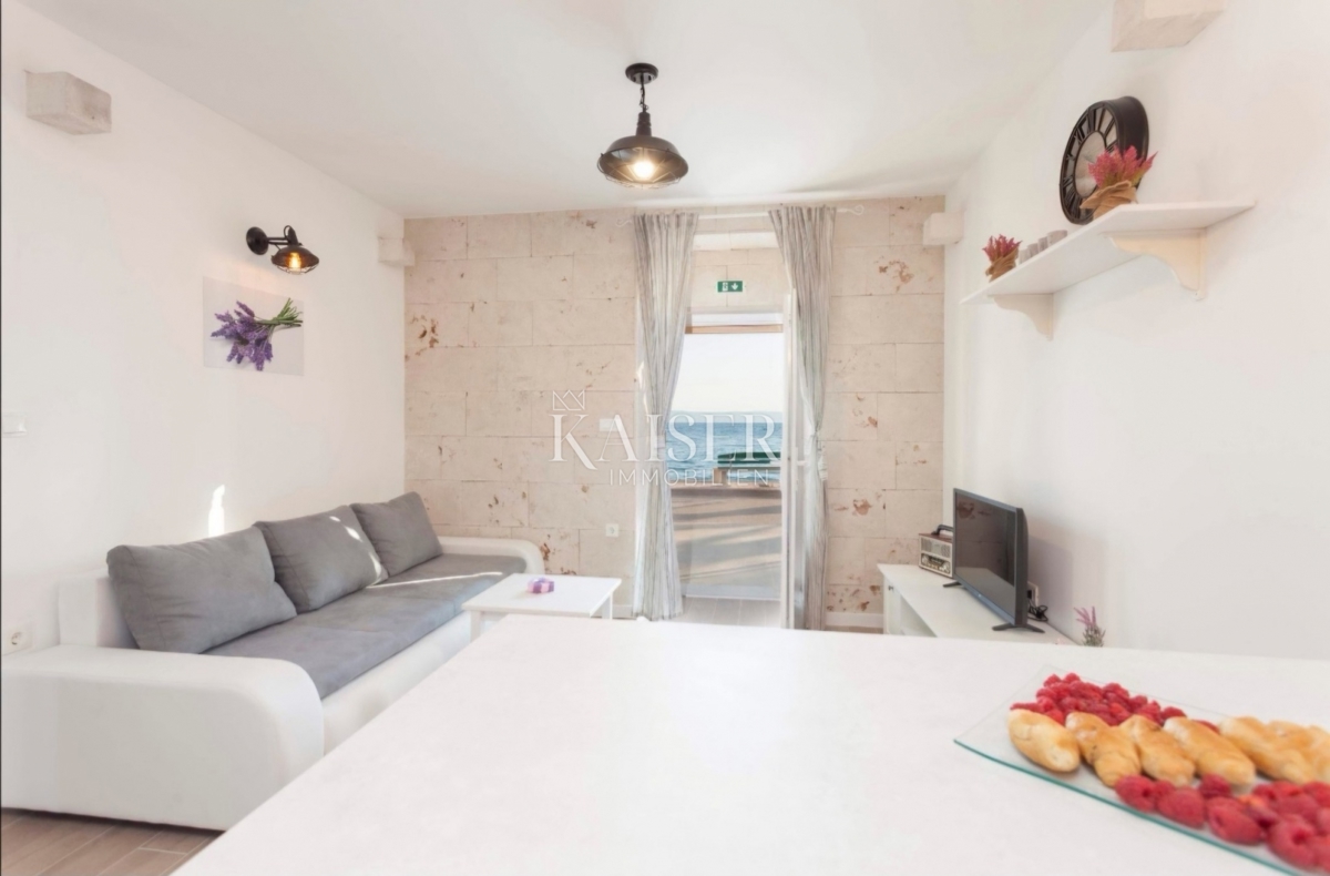 Živogošće Porat - Affascinante casa in pietra con tre appartamenti, prima fila al mare