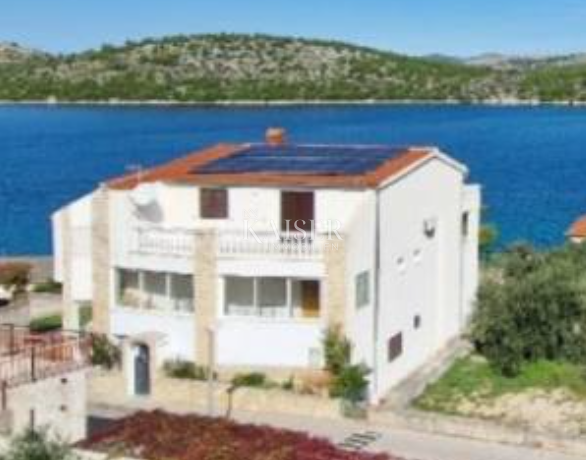 Šparadići, Šibenik - Casa con 5 unità e potenziale, a 50 m dal mare
