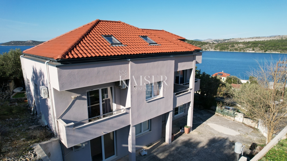 Šparadići, Šibenik - Casa con 5 unità e potenziale, a 100 m dal mare