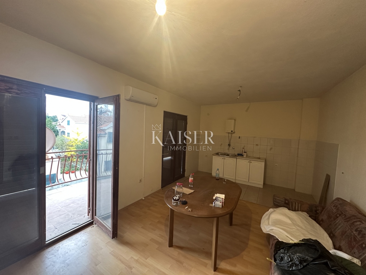 Trogir, Seget V - appartamento 70 m2 da ristrutturare, a 100 m dal mare