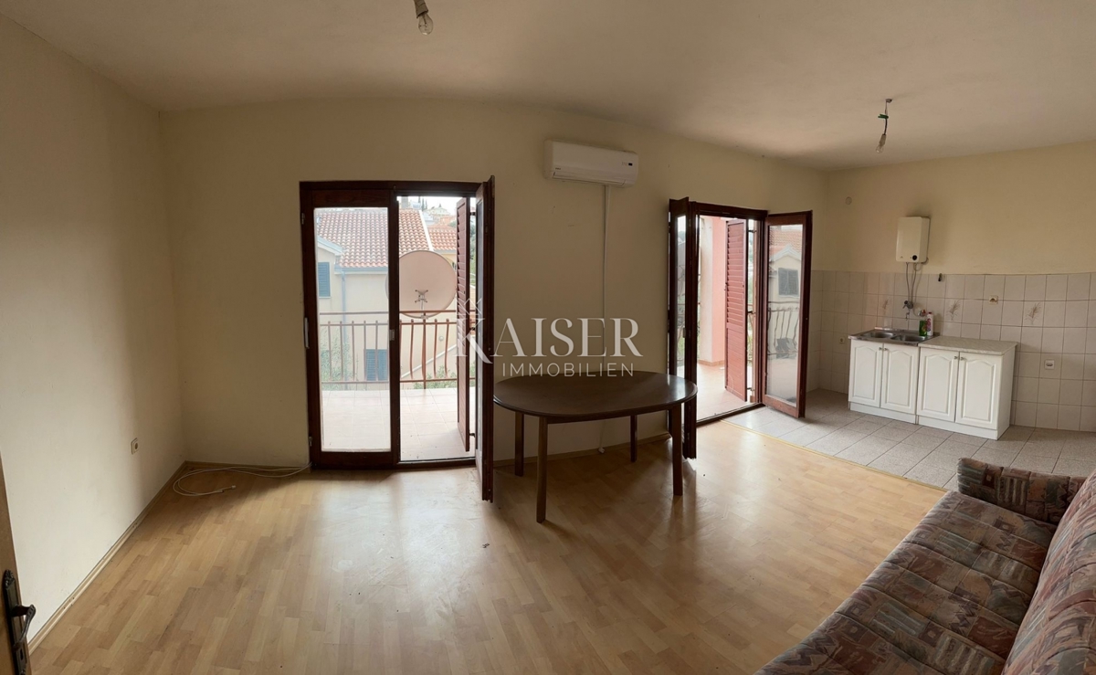 Trogir, Seget V - appartamento 70 m2 da ristrutturare, a 100 m dal mare