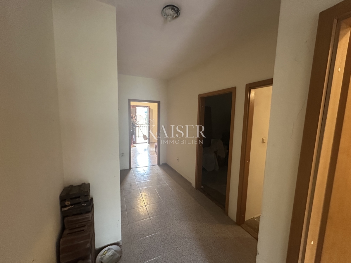 Trogir, Seget V - appartamento 70 m2 da ristrutturare, a 100 m dal mare