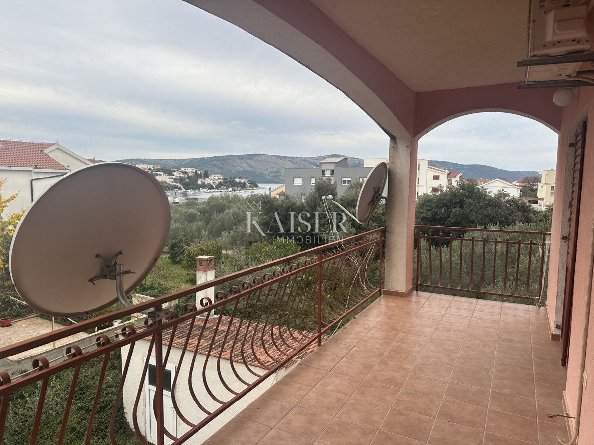 Trogir, Seget V - appartamento 70 m2 da ristrutturare, a 100 m dal mare