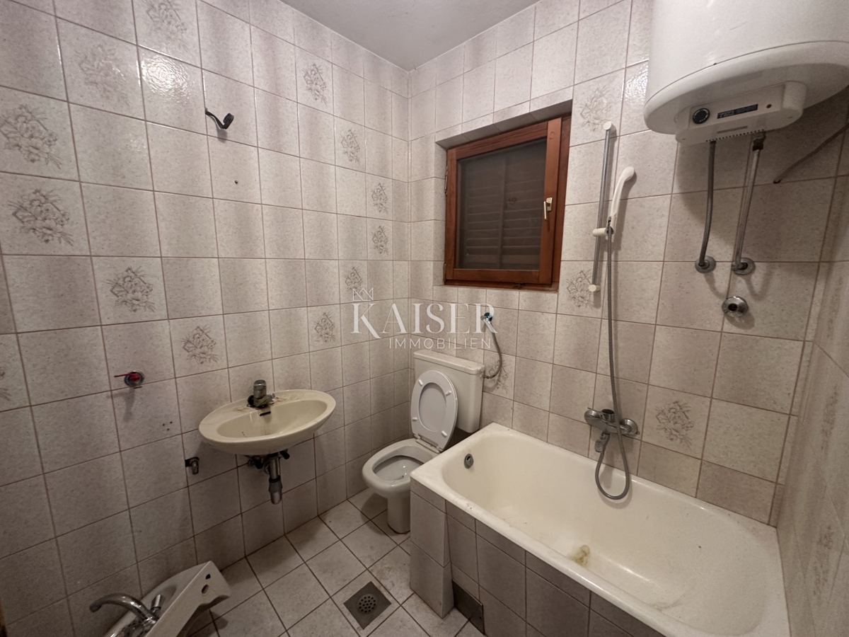 Trogir, Seget V - appartamento 70 m2 da ristrutturare, a 100 m dal mare