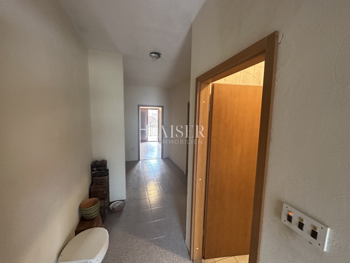 Trogir, Seget V - appartamento 70 m2 da ristrutturare, a 100 m dal mare