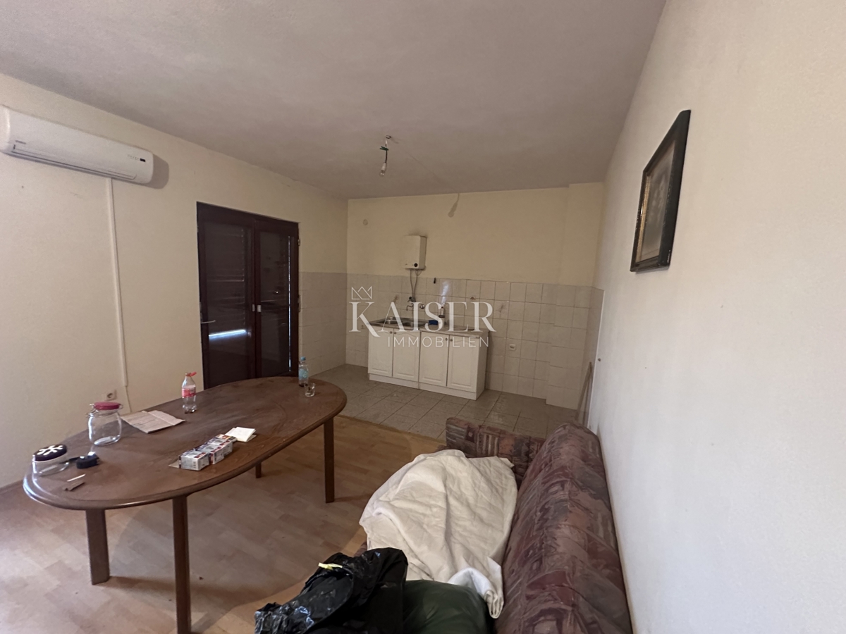 Trogir, Seget V - appartamento 70 m2 da ristrutturare, a 100 m dal mare