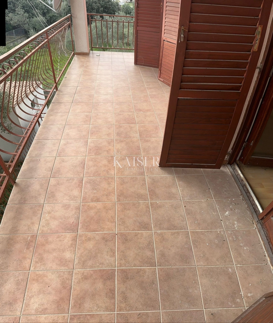 Trogir, Seget V - appartamento 70 m2 da ristrutturare, a 100 m dal mare