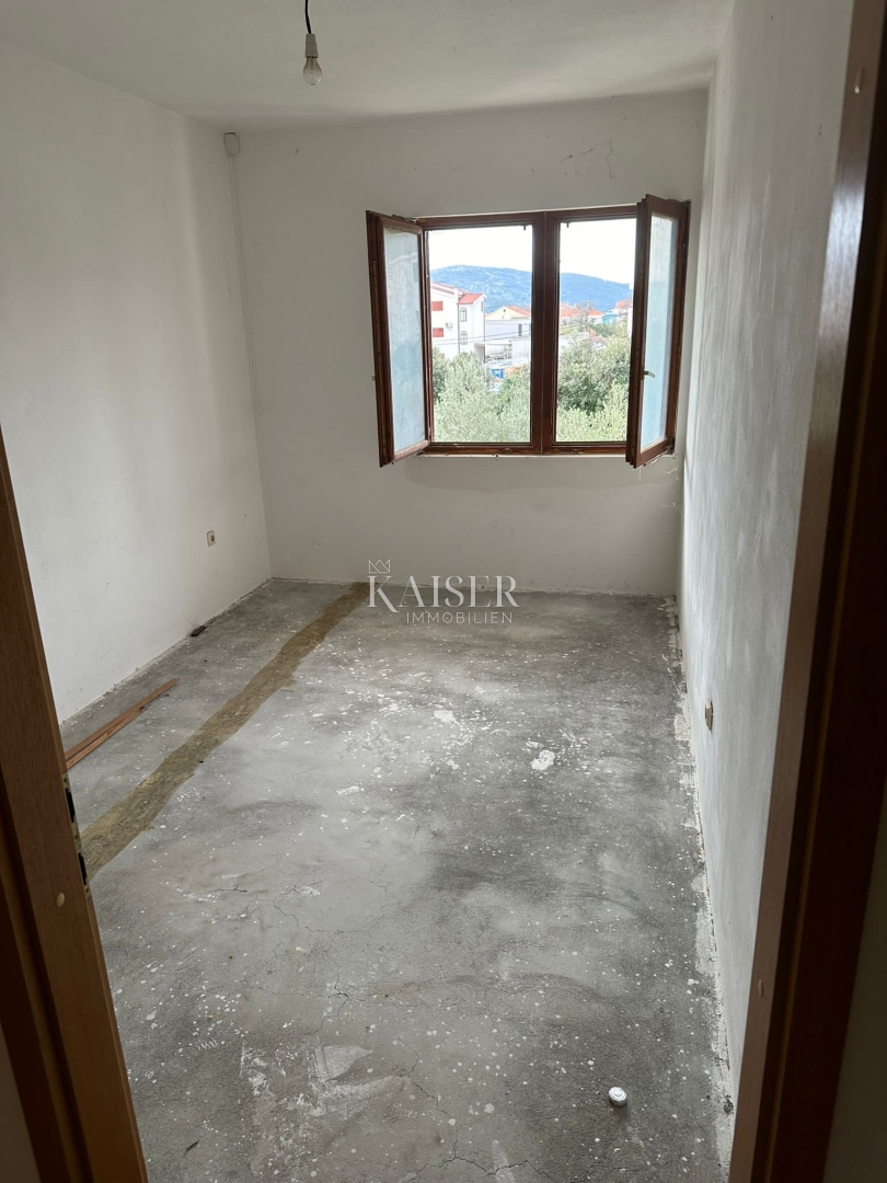 Trogir, Seget V - appartamento 70 m2 da ristrutturare, a 100 m dal mare