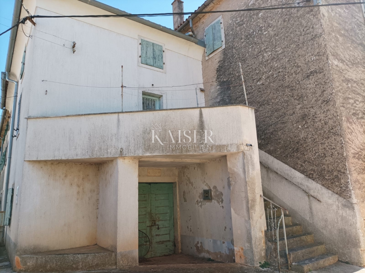 Istria - Visignano, due case antiche con giardino