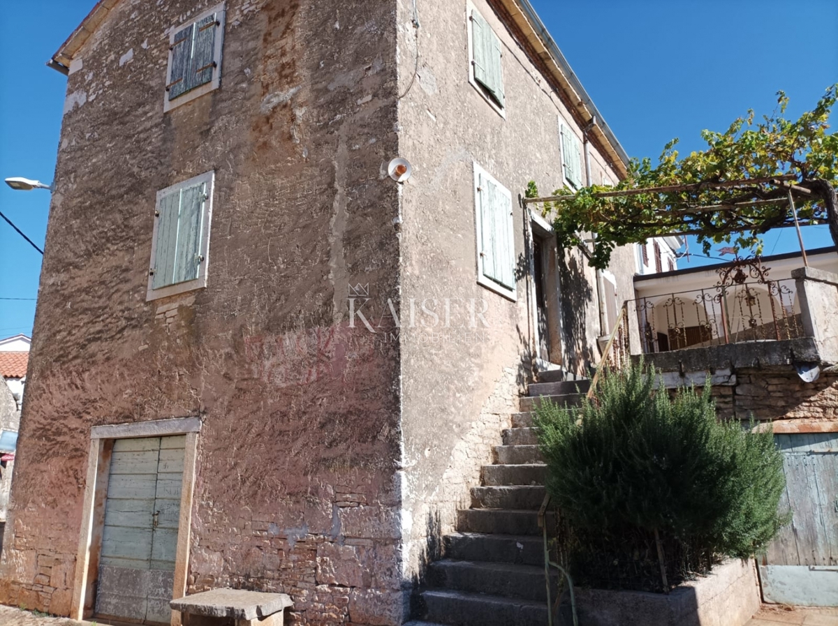 Istria - Visignano, due case antiche con giardino