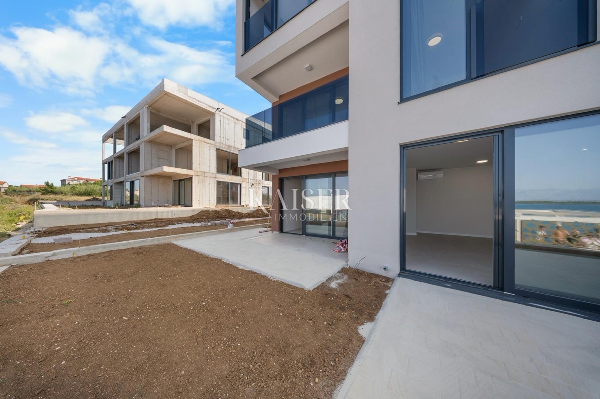 Zara – Privlaka | Prima fila al mare – appartamento moderno con giardino privato