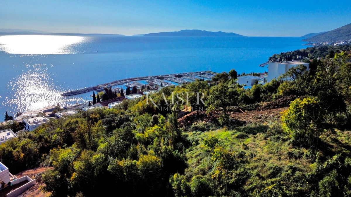 Opatija-Ičići, esclusivo appartamento con tre camere da letto, giardino privato e vista panoramica sul mare