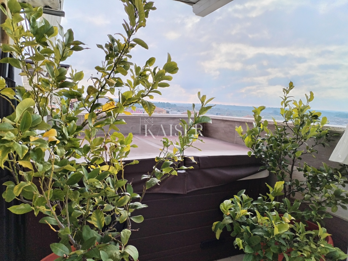 Istria, Cittanova, appartamento 115m2 con piscina e vista mare