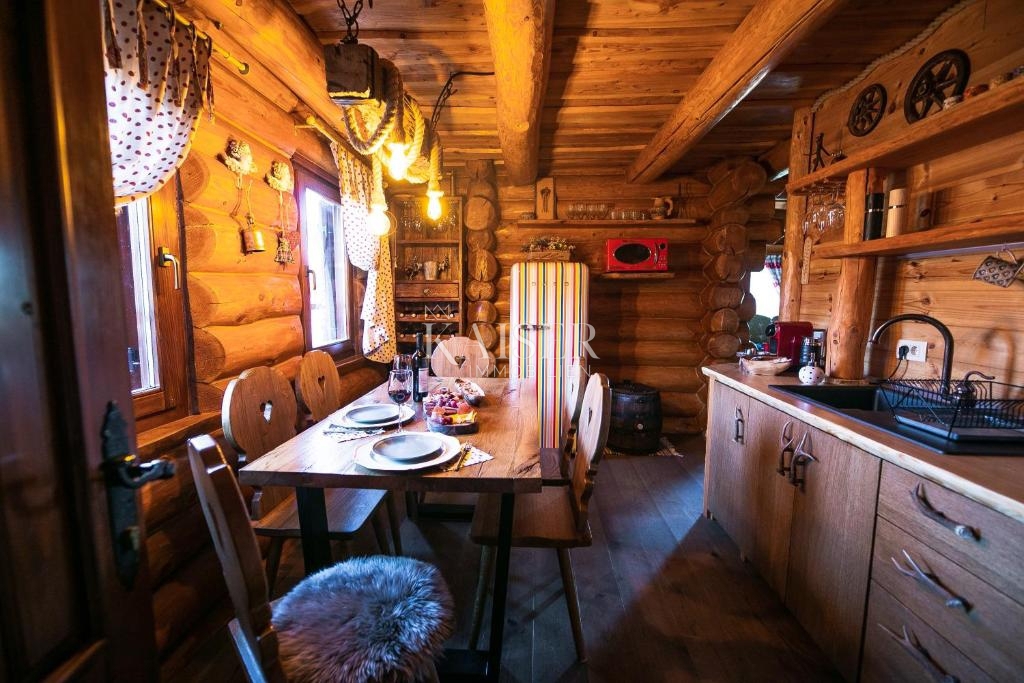 Ravna Gora, Kupjak - lussuosa villa in legno con piscina e centro benessere