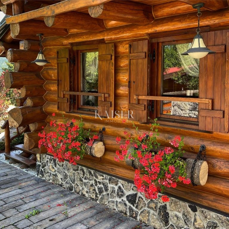 Ravna Gora, Kupjak - lussuosa villa in legno con piscina e centro benessere