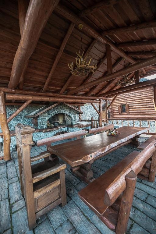 Ravna Gora, Kupjak - lussuosa villa in legno con piscina e centro benessere