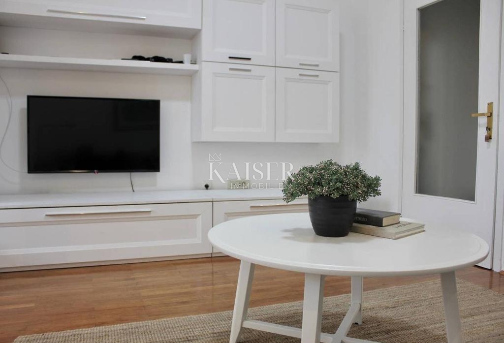 Opatija - Elegante appartamento con 1 camera da letto in una villa storica in centro con parcheggio