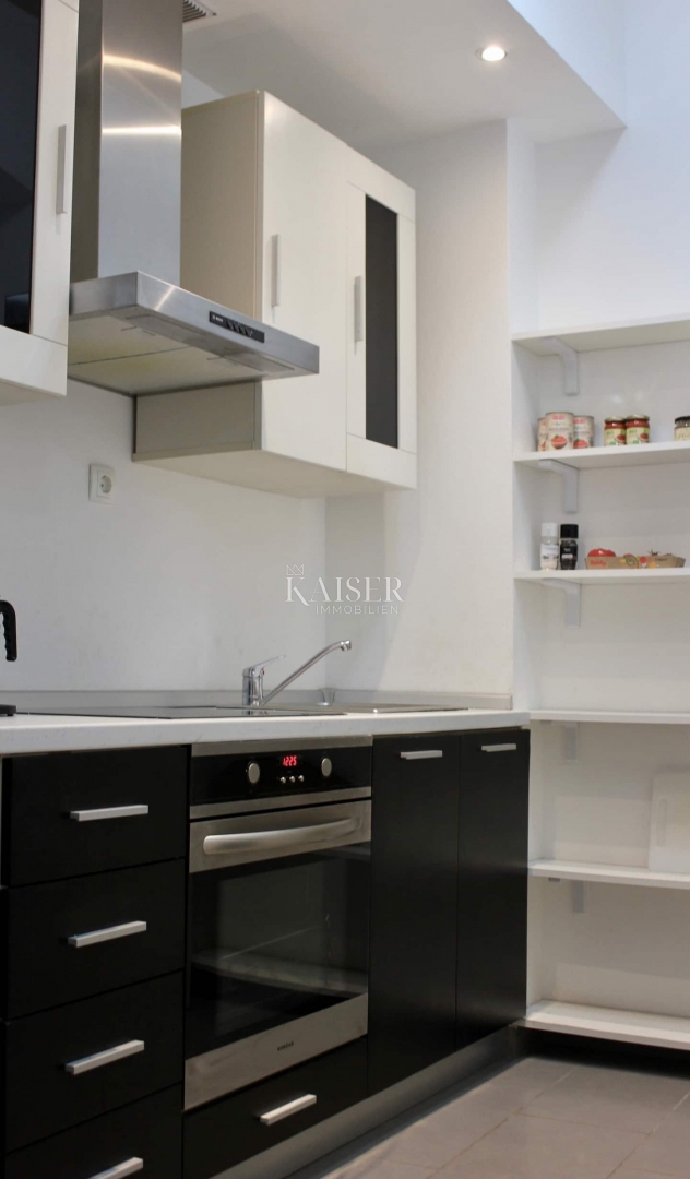 Opatija - Elegante appartamento con 1 camera da letto in una villa storica in centro con parcheggio