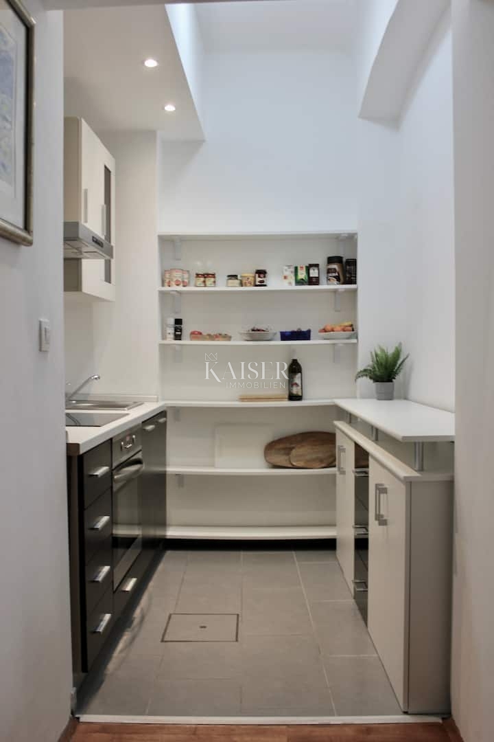 Opatija - Elegante appartamento con 1 camera da letto in una villa storica in centro con parcheggio