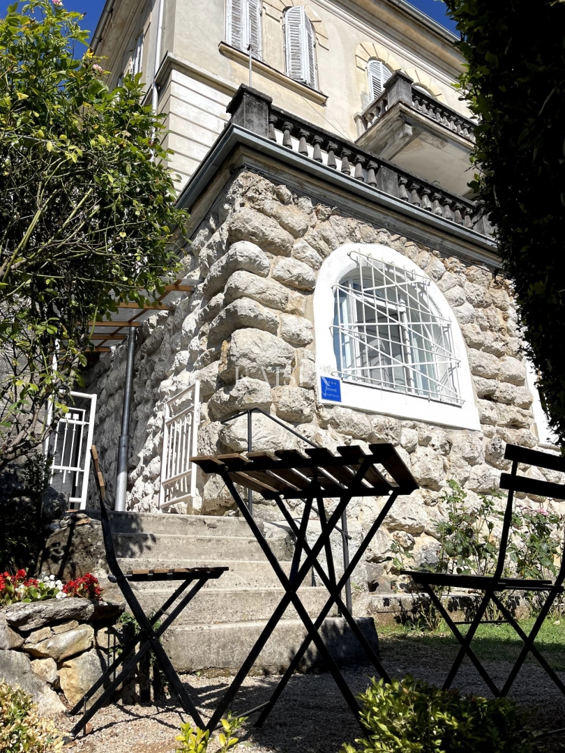 Opatija - Elegante appartamento con 1 camera da letto in una villa storica in centro con parcheggio