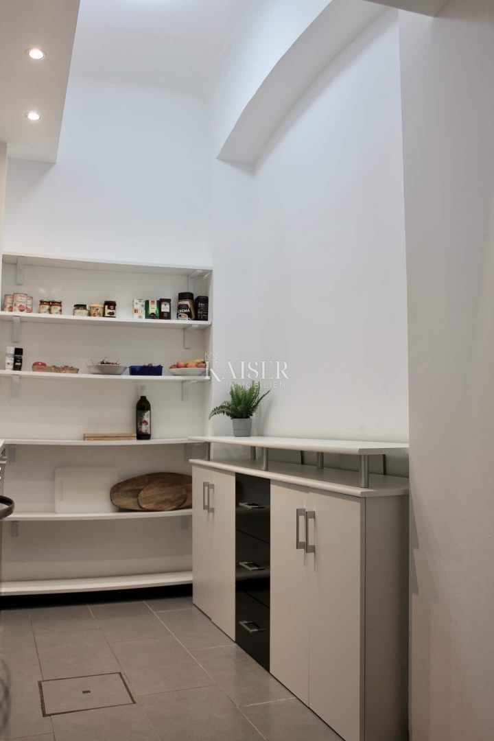 Opatija - Elegante appartamento con 1 camera da letto in una villa storica in centro con parcheggio