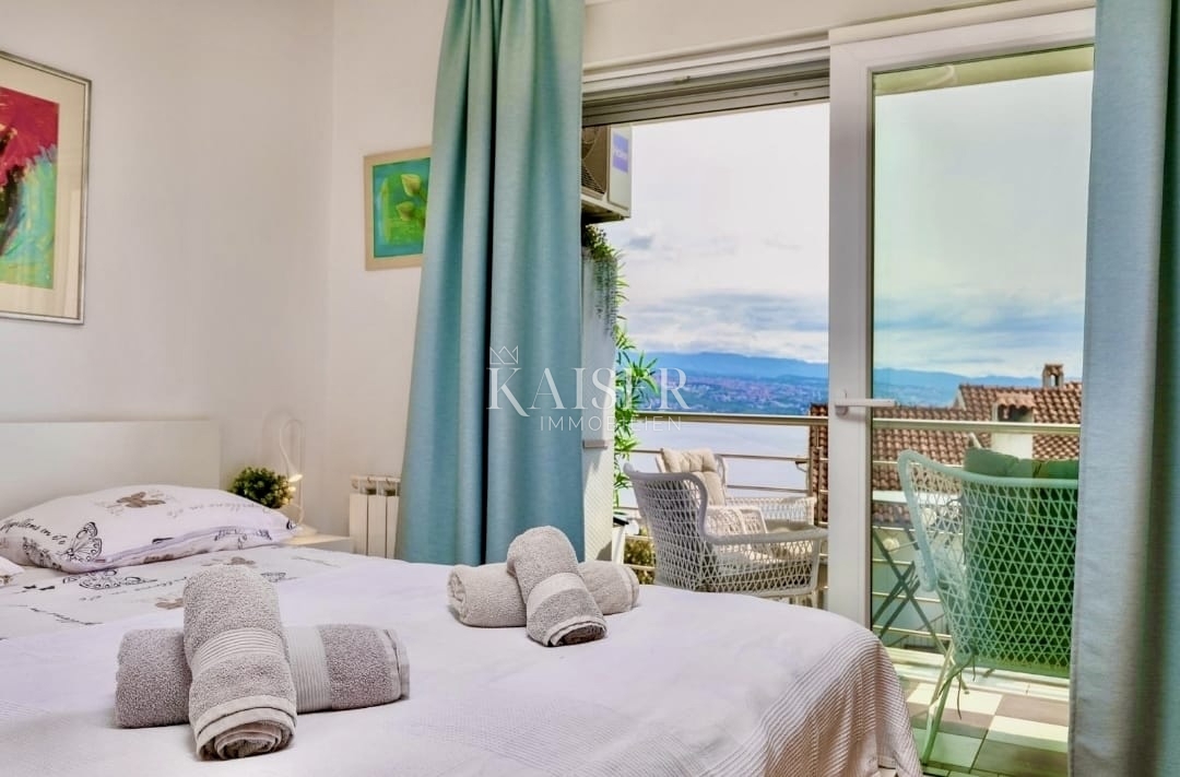 Opatija – Elegante appartamento con vista mare, parcheggio, ascensore e a pochi passi dal mare