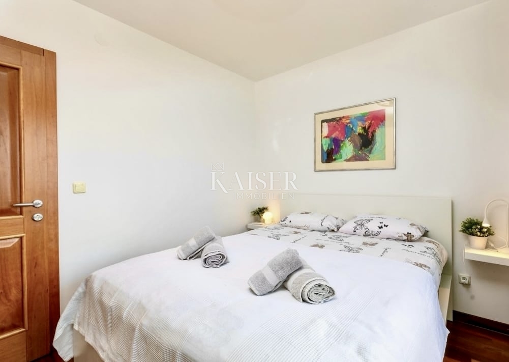 Opatija – Elegante appartamento con vista mare, parcheggio, ascensore e a pochi passi dal mare