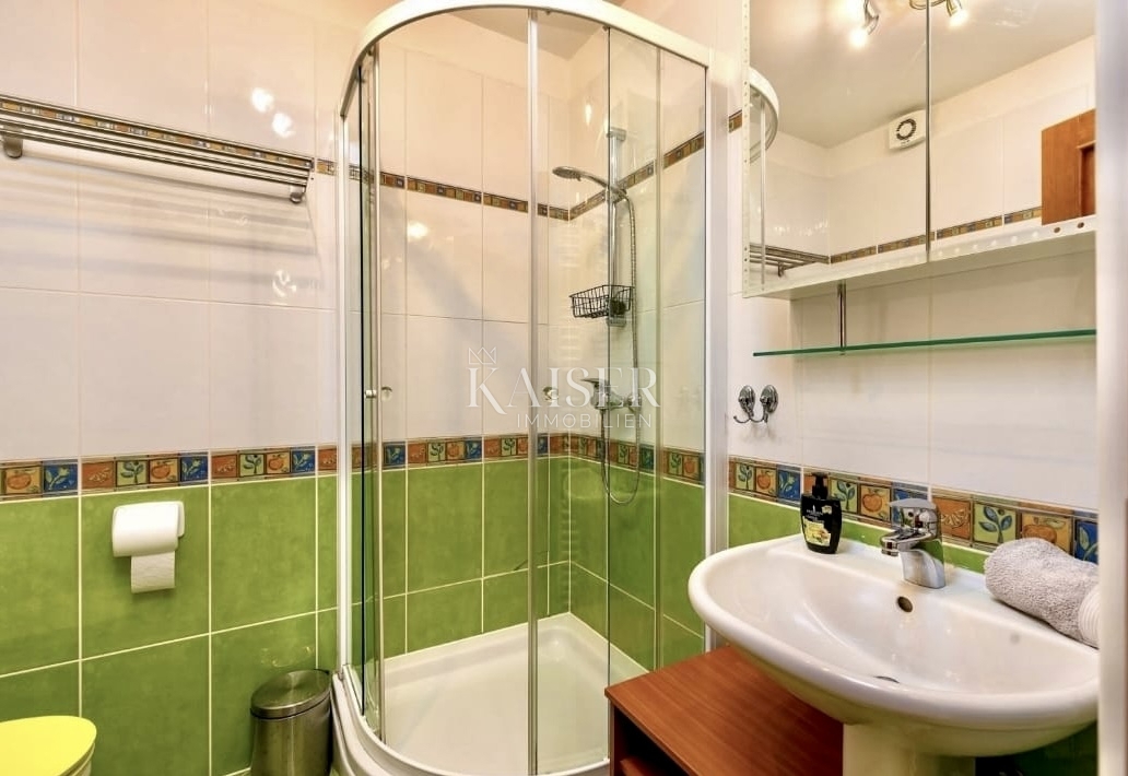 Opatija – Elegante appartamento con vista mare, parcheggio, ascensore e a pochi passi dal mare