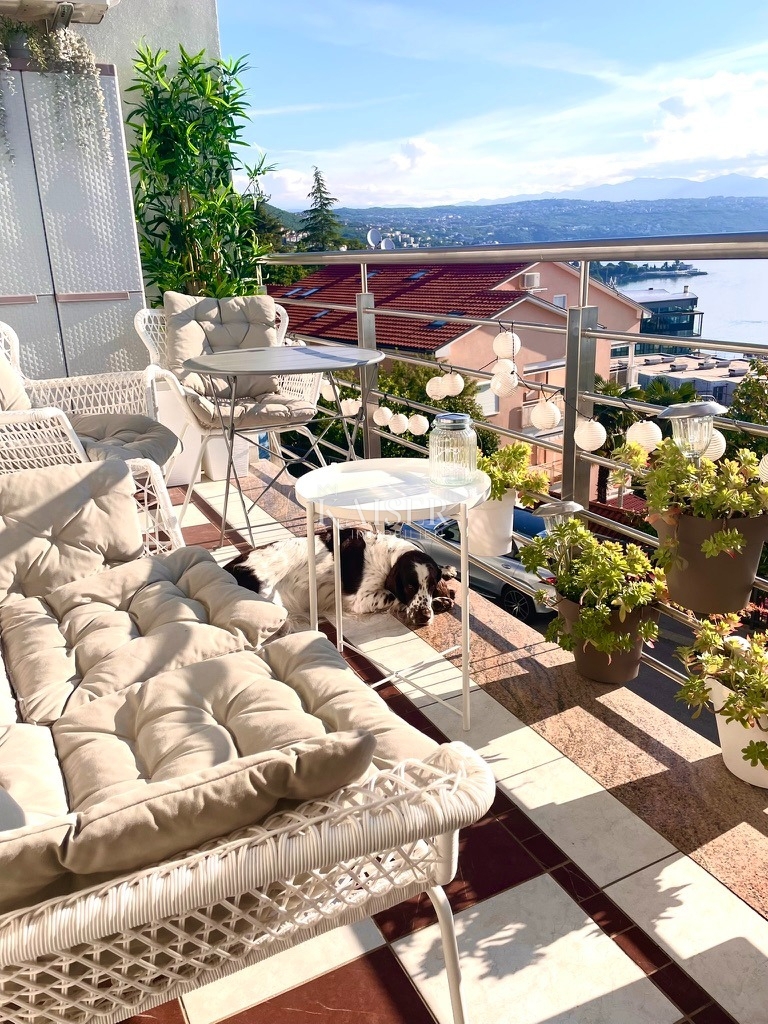 Opatija – Elegante appartamento con vista mare, parcheggio, ascensore e a pochi passi dal mare