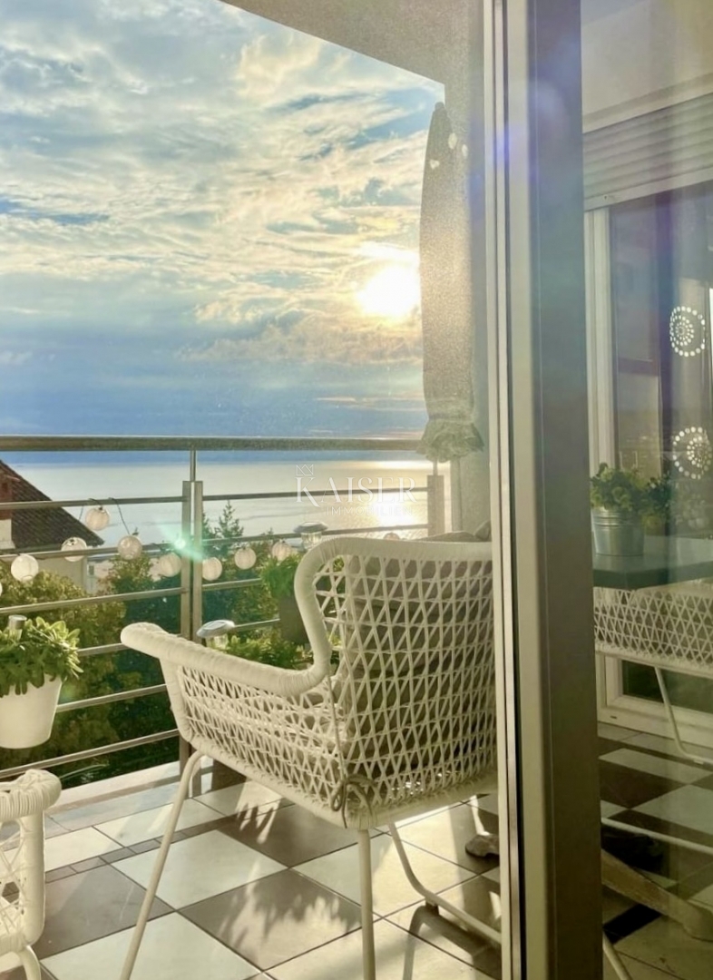 Opatija – Elegante appartamento con vista mare, parcheggio, ascensore e a pochi passi dal mare