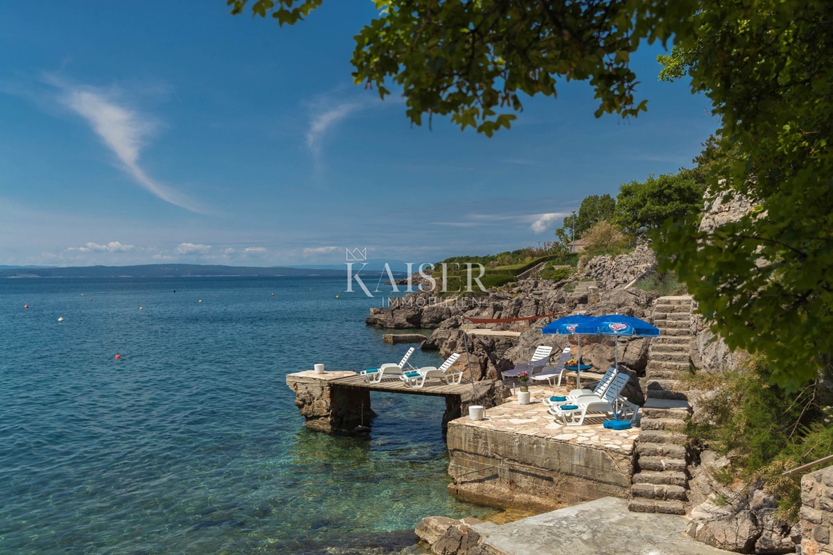 Novi Vinodolski, Smokvica - villa prima fila al mare