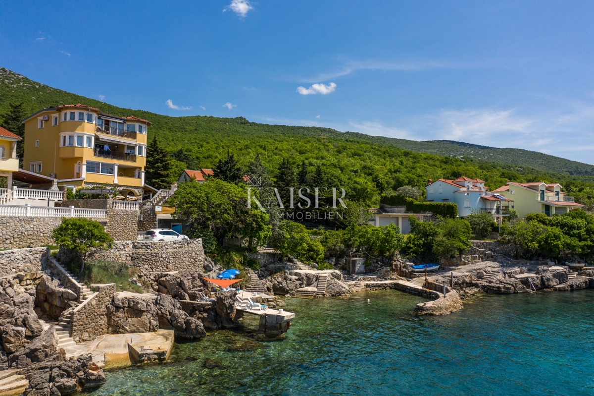 Novi Vinodolski, Smokvica - villa prima fila al mare