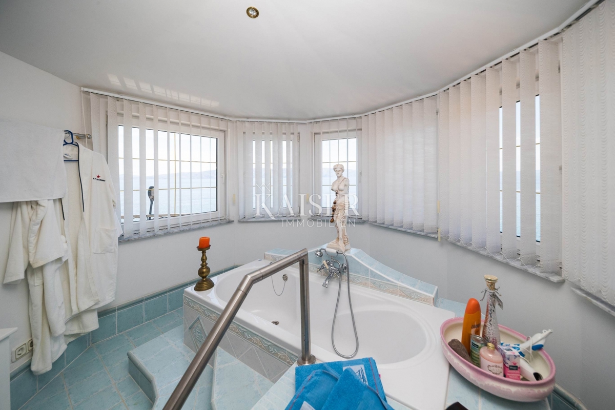 Novi Vinodolski, Smokvica - villa prima fila al mare