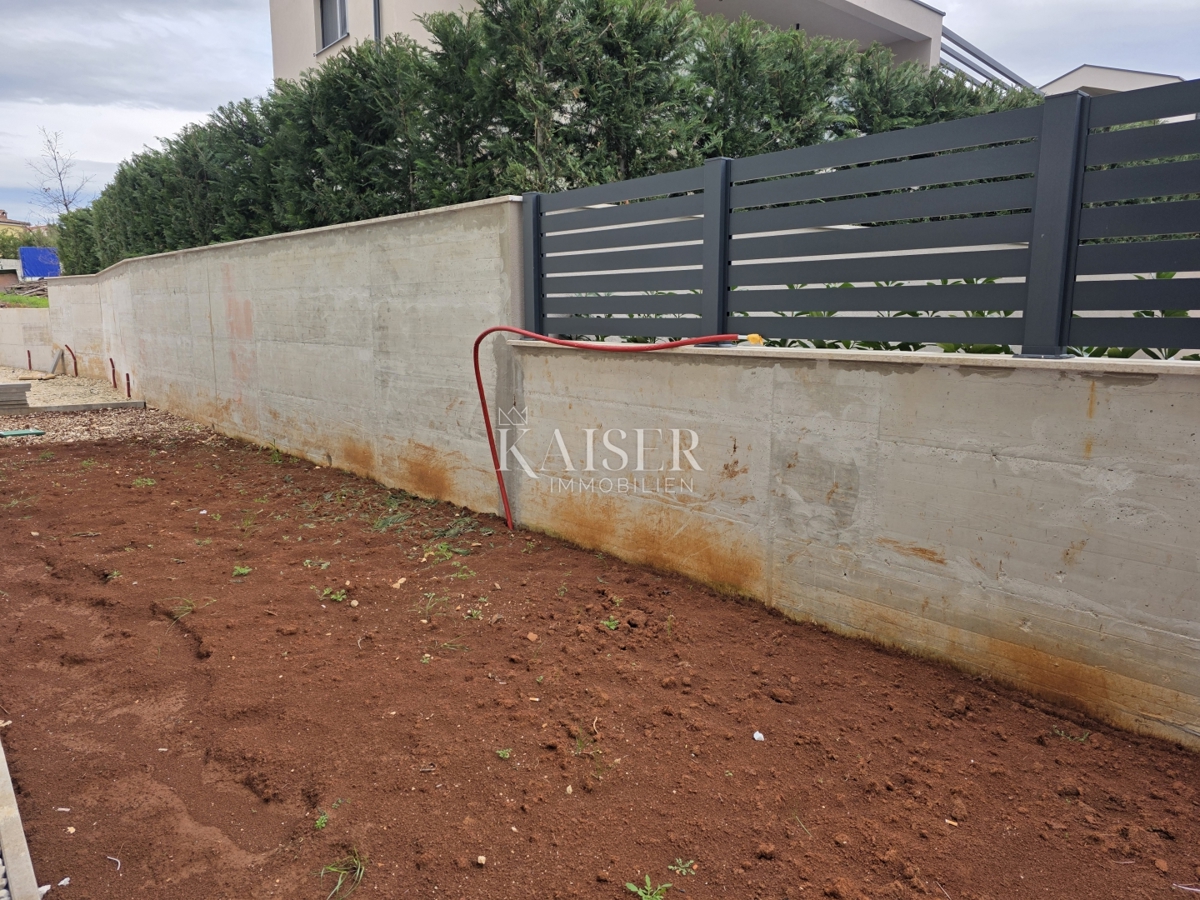 Istria - Parenzo, appartamento al piano terra con giardino