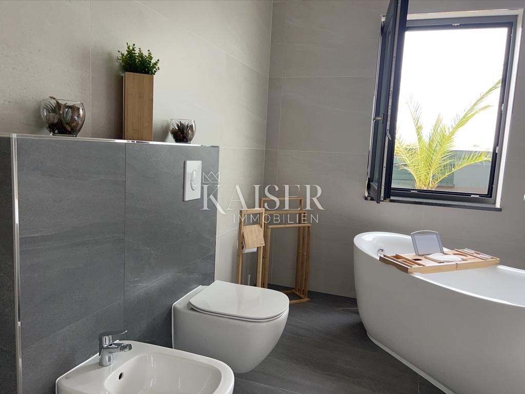 Istria - Parenzo, villa moderna vicino al mare