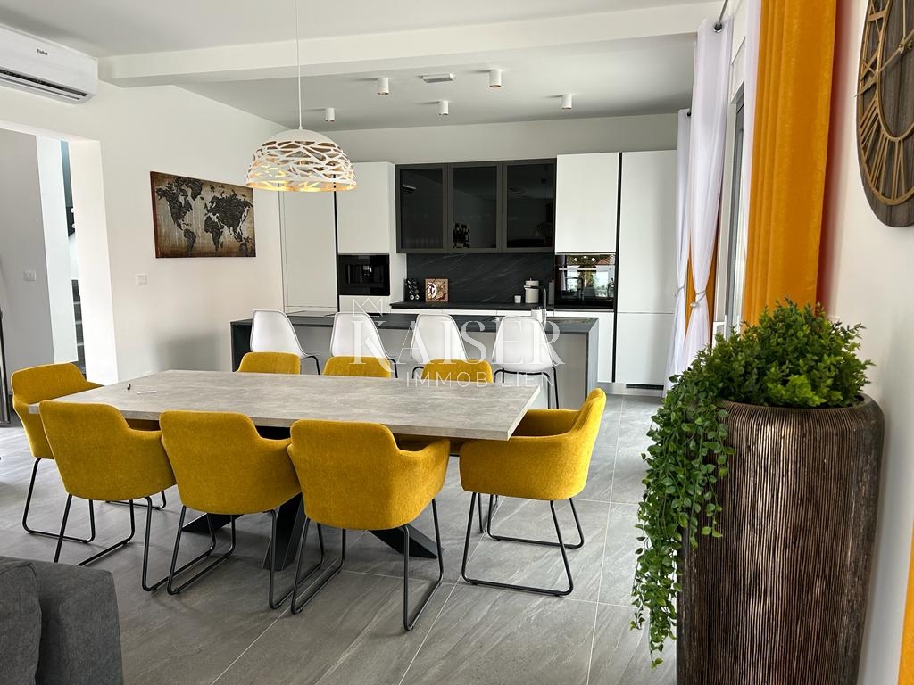 Istria - Parenzo, villa moderna vicino al mare